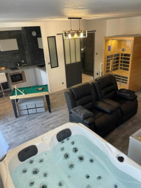 T2 rénové, jaccuzi, sauna, sièges massants, jardin, parking, métro